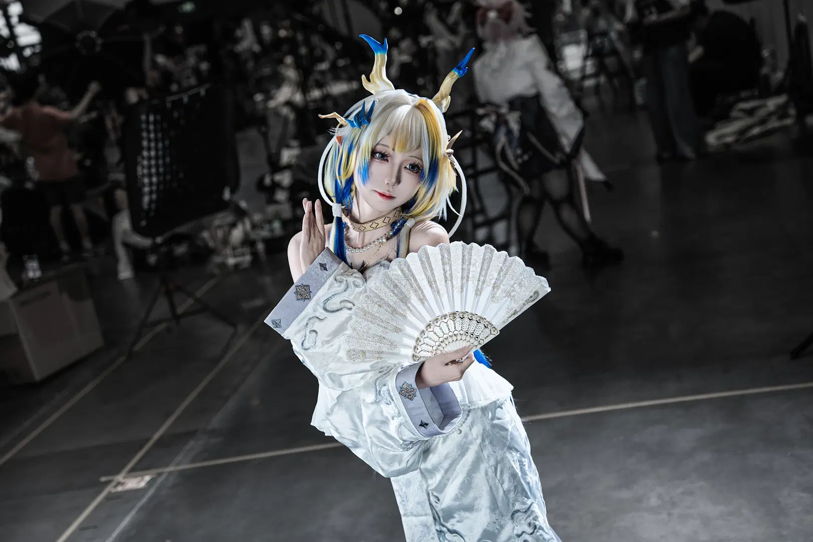 【黍cos】明日方舟漫展场照，蓝金长发与白蓝长裙的视觉张力 - 硫酸铅沉淀（想拍正片版 - 第5张