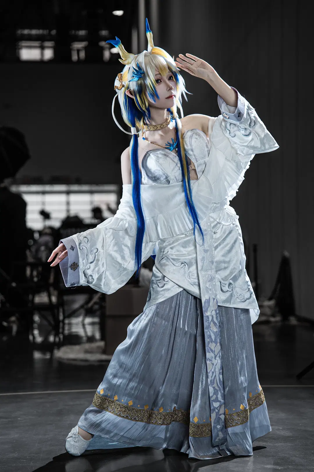 【黍cos】明日方舟漫展场照，蓝金长发与白蓝长裙的视觉张力 - 硫酸铅沉淀（想拍正片版 - 第6张