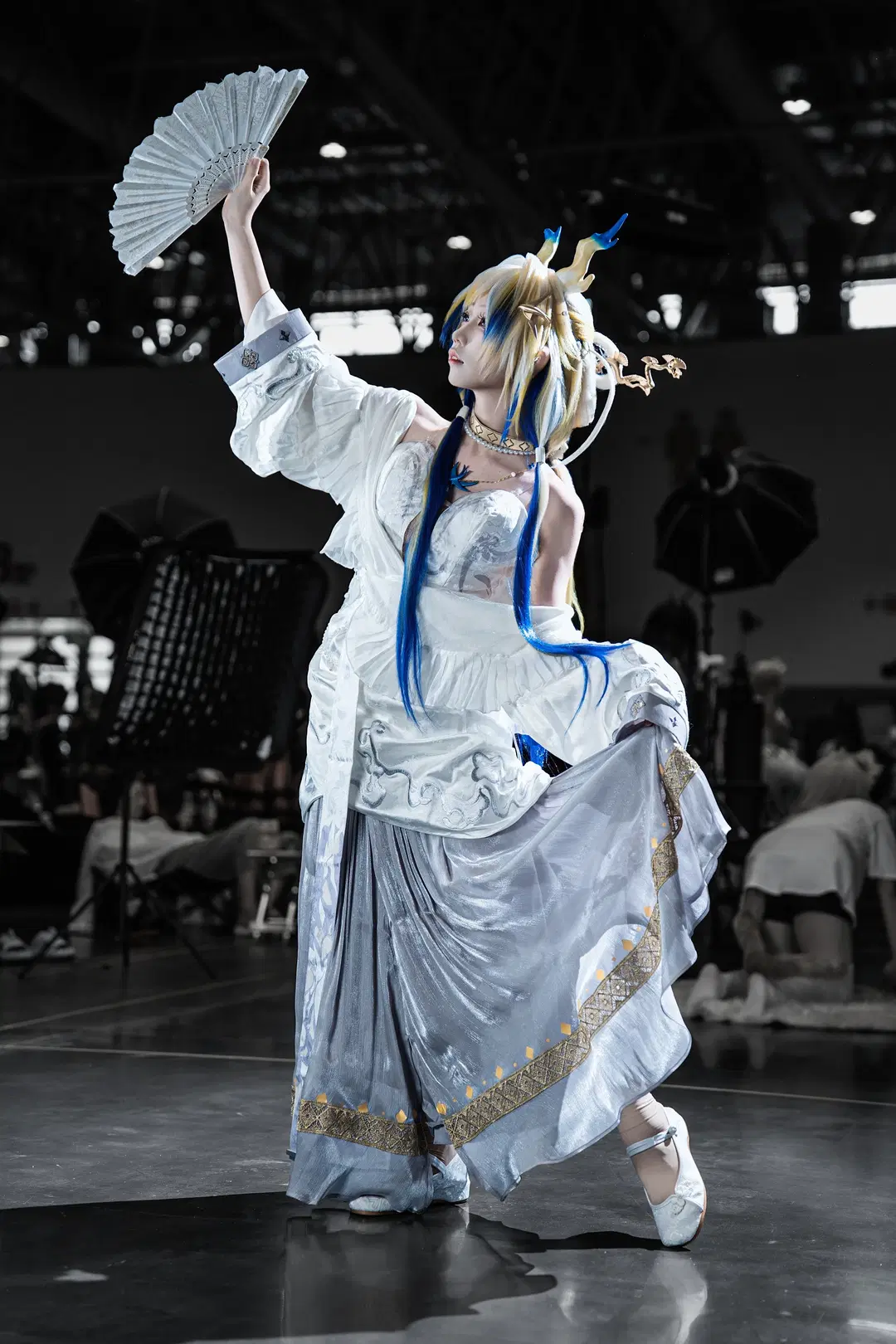 【黍cos】明日方舟漫展场照，蓝金长发与白蓝长裙的视觉张力 - 硫酸铅沉淀（想拍正片版 - 第7张