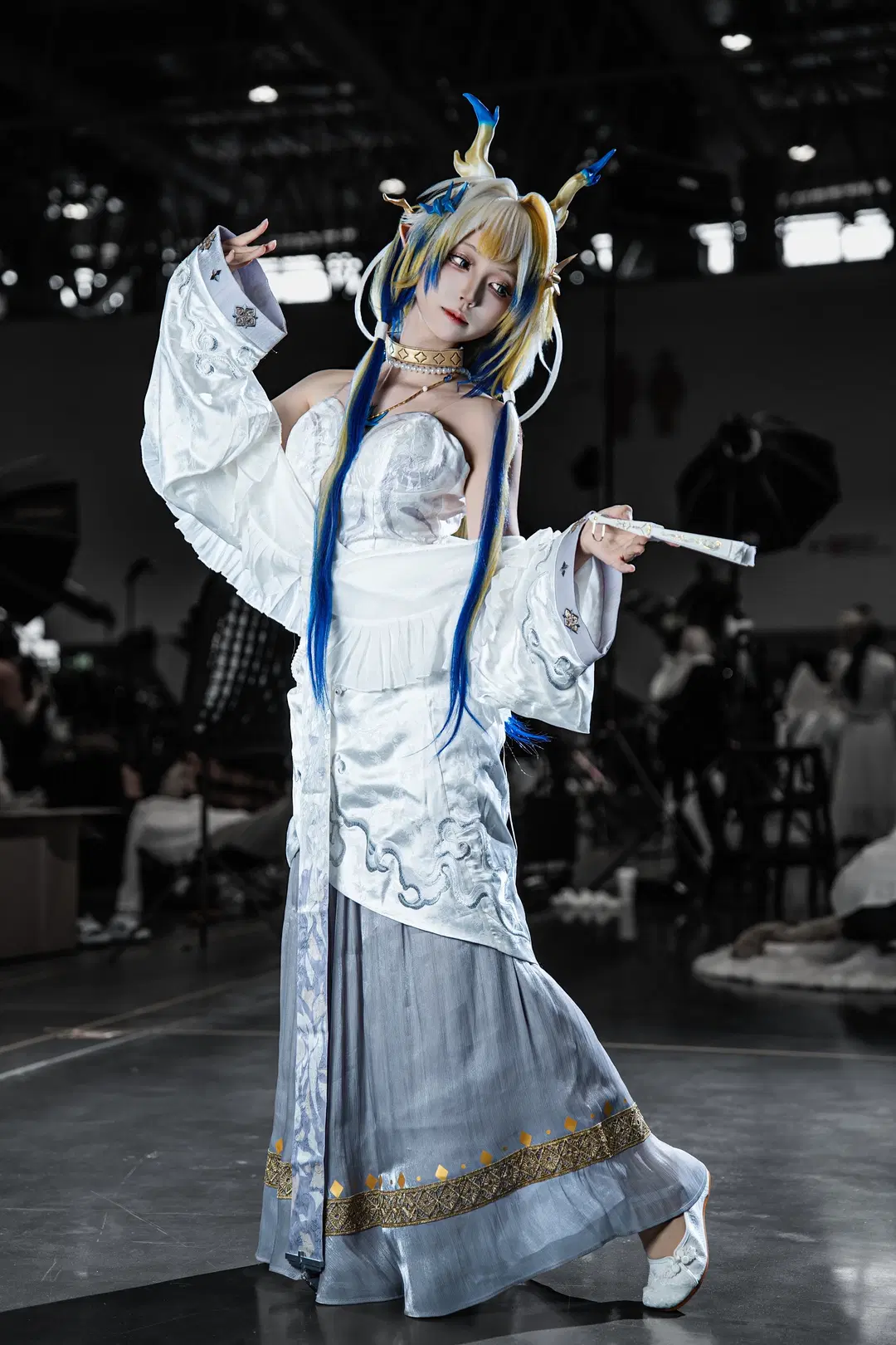 【黍cos】明日方舟漫展场照，蓝金长发与白蓝长裙的视觉张力 - 硫酸铅沉淀（想拍正片版 - 第8张