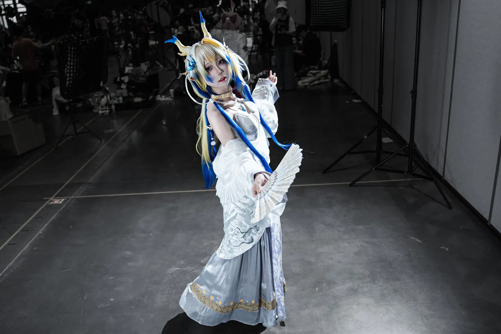 【黍cos】明日方舟漫展场照，蓝金长发与白蓝长裙的视觉张力 - 硫酸铅沉淀（想拍正片版 - 第9张