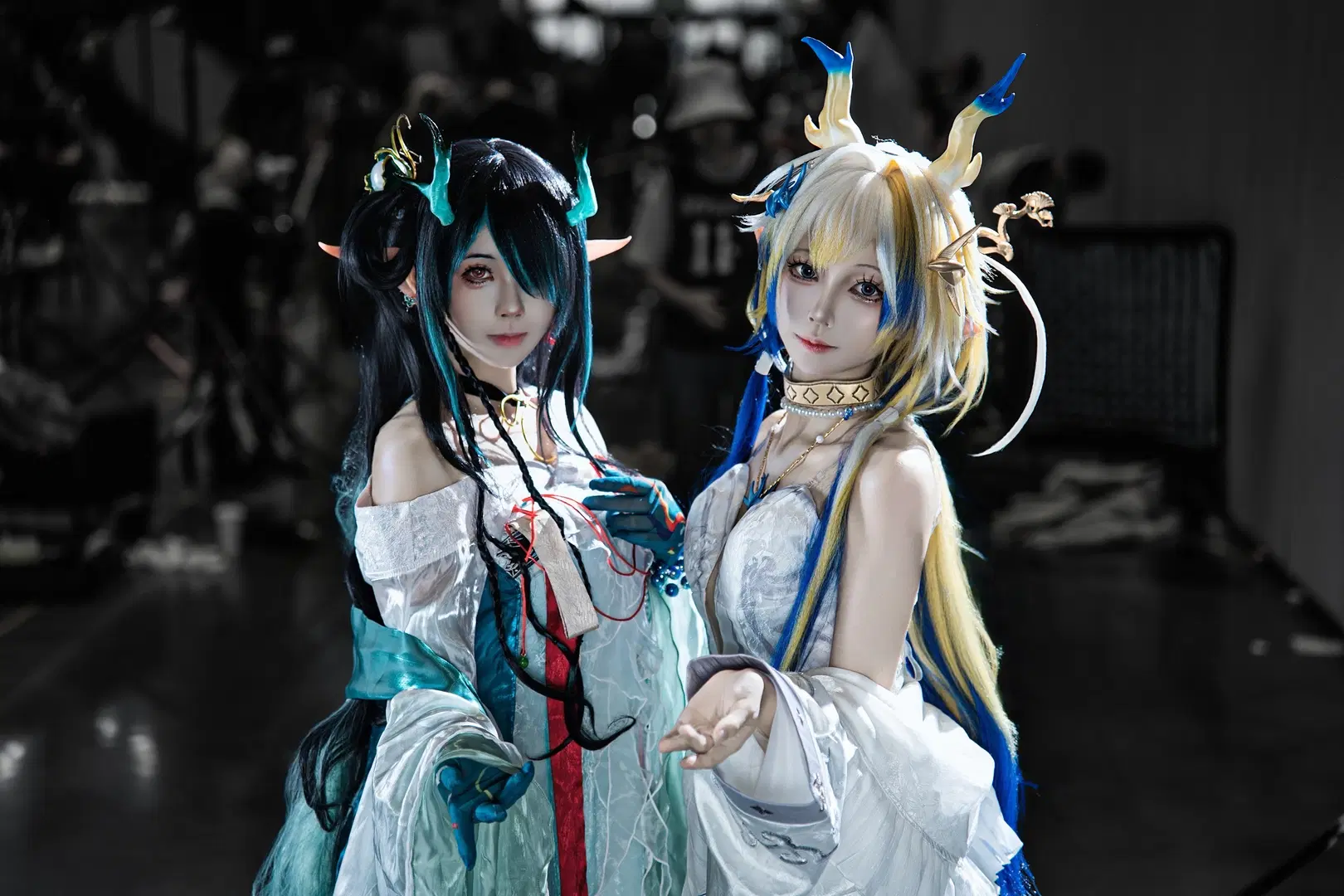 【シュウ コスプレ】『アークナイツ』シュウ＆シーの二人イベント写真：息を呑む美麗ツーショット（シーコスプレ・コスプレ） - 硫酸铅沉淀（想拍正片版 - 2枚目