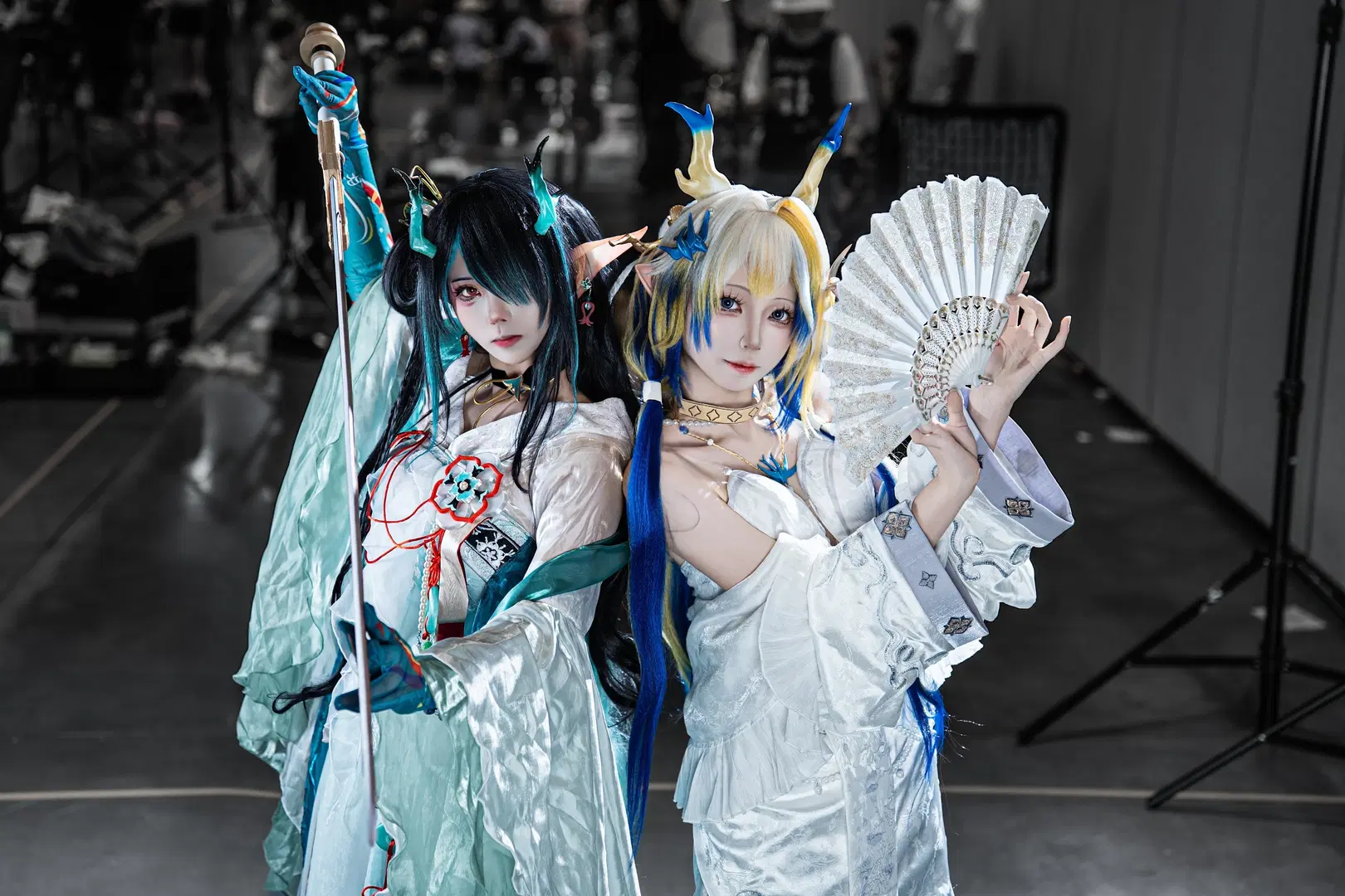 【シュウ コスプレ】『アークナイツ』シュウ＆シーの二人イベント写真：息を呑む美麗ツーショット（シーコスプレ・コスプレ） - 硫酸铅沉淀（想拍正片版 - 5枚目