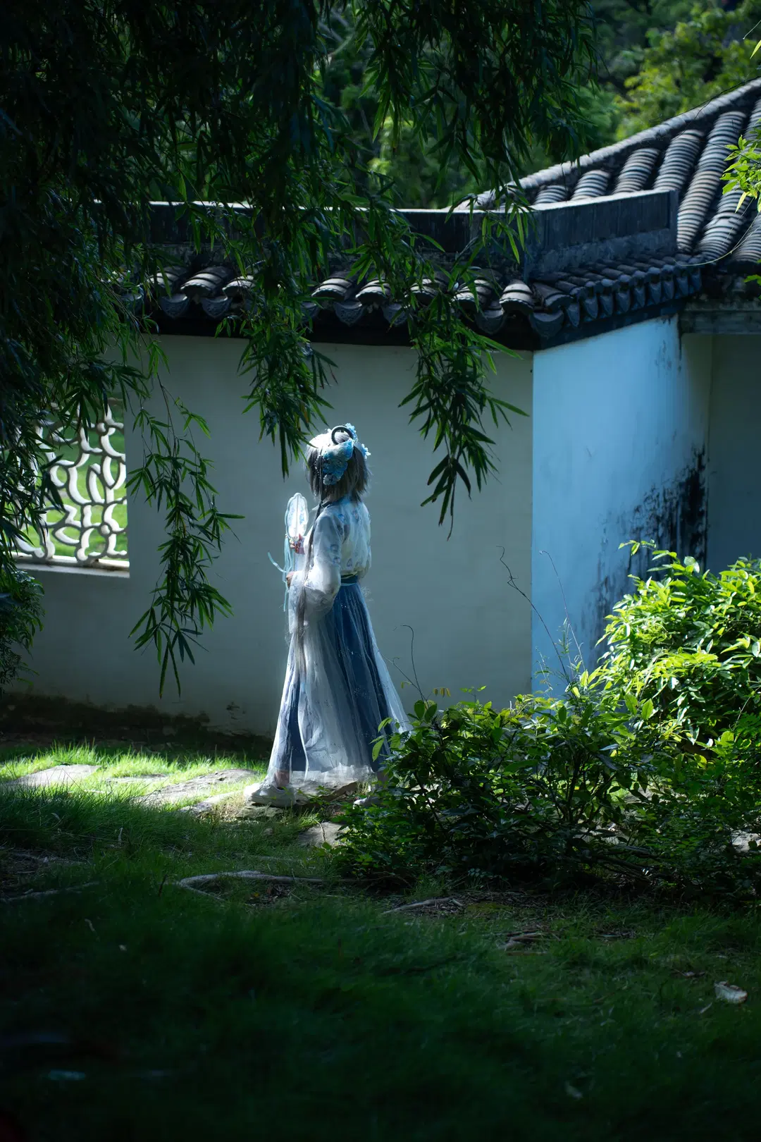 【洛天依cos】园林光影中的蓝白国风写真 - 硫酸铅沉淀（想拍正片版 - 第4张