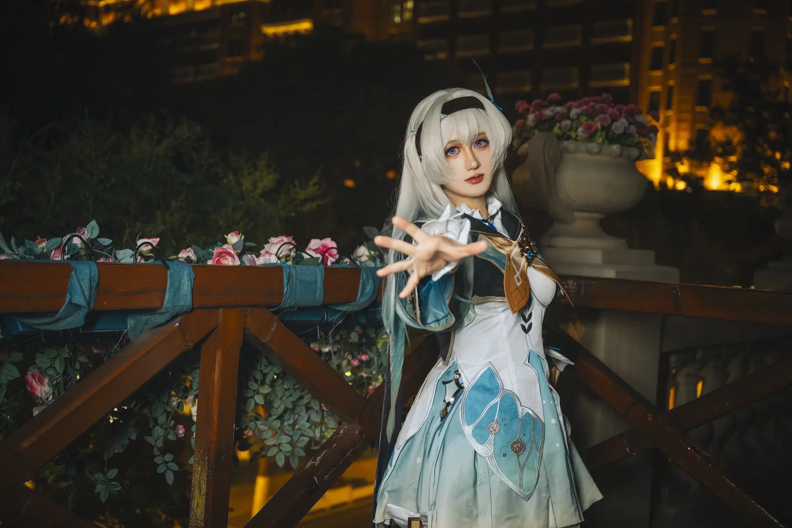 [Firefly cosplay] Honkai: Star Rail: Silver-Haired Sprite in the Night, A Perfect Collision of Makeup and Lighting by 猫喵喵（cos版） - Image 2