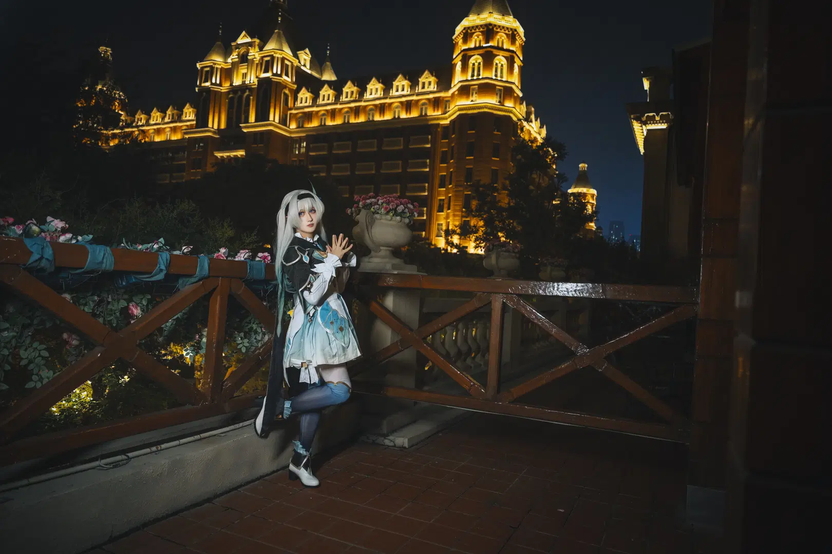 [Firefly cosplay] Honkai: Star Rail: Silver-Haired Sprite in the Night, A Perfect Collision of Makeup and Lighting by 猫喵喵（cos版） - Image 3