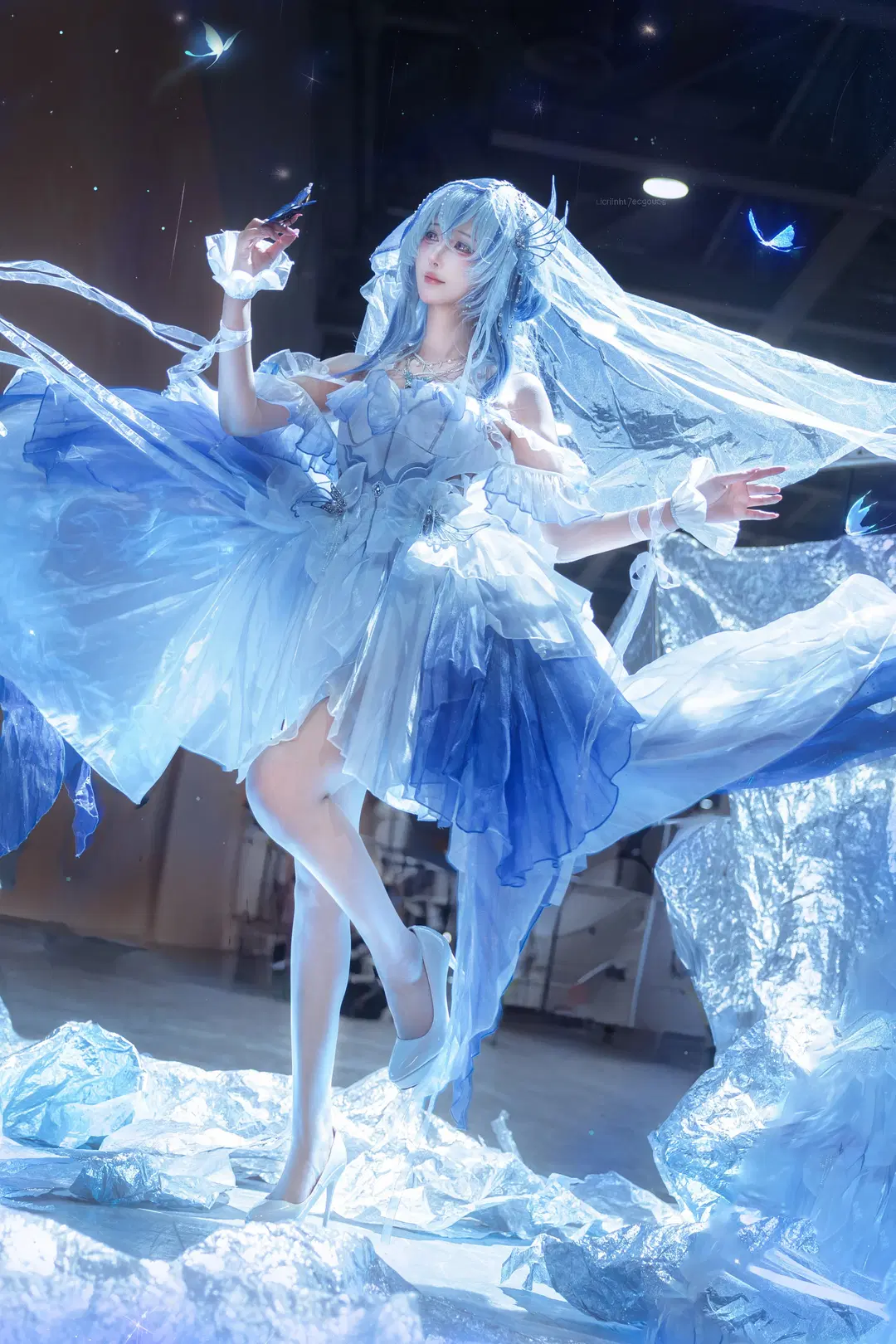 【守岸人cos】鸣潮花嫁，于漫展现场邂逅冰蓝蝴蝶 - 羽生三未 - 第8张