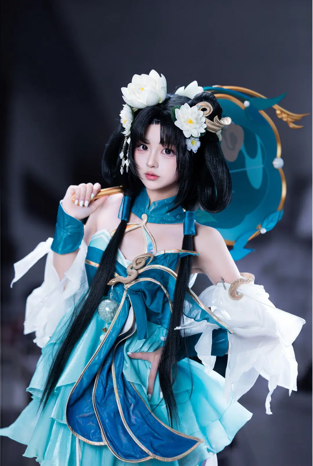 [Xiao Qiao Green Snake cosplay] Honor of Kings Xiao Qiao Green Snake Styling: A Spirited Girl Holding a Round Fan by Ovo - Image 3