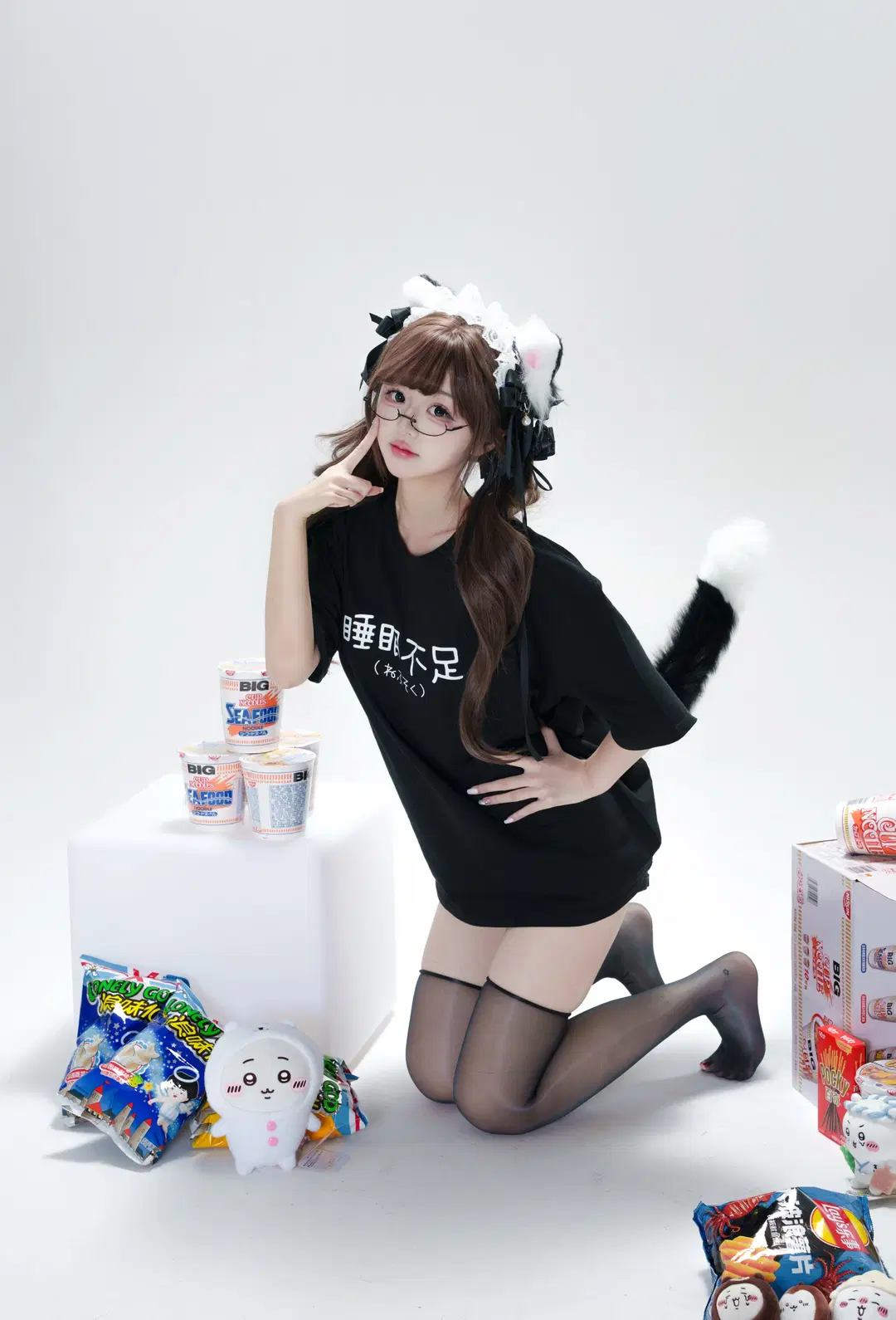 猫耳メイドの装い、まるで転びそうな瞬間をパシャリ - Ovo - 3枚目