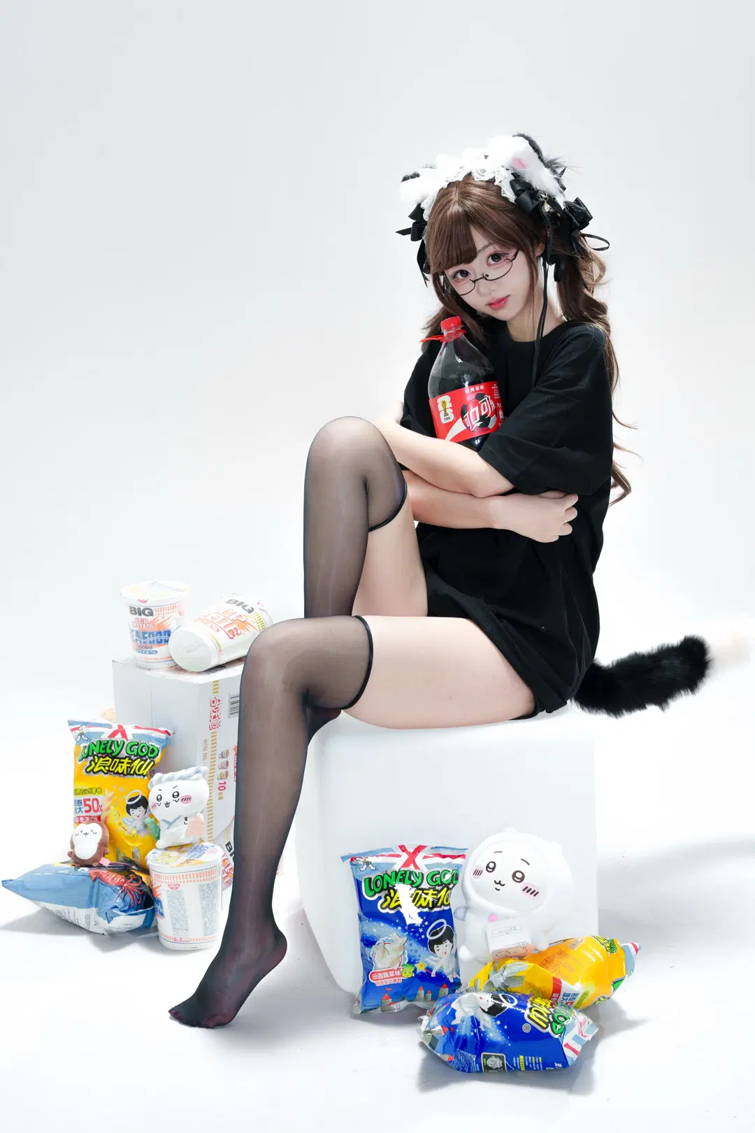 猫耳メイドの装い、まるで転びそうな瞬間をパシャリ - Ovo - 5枚目