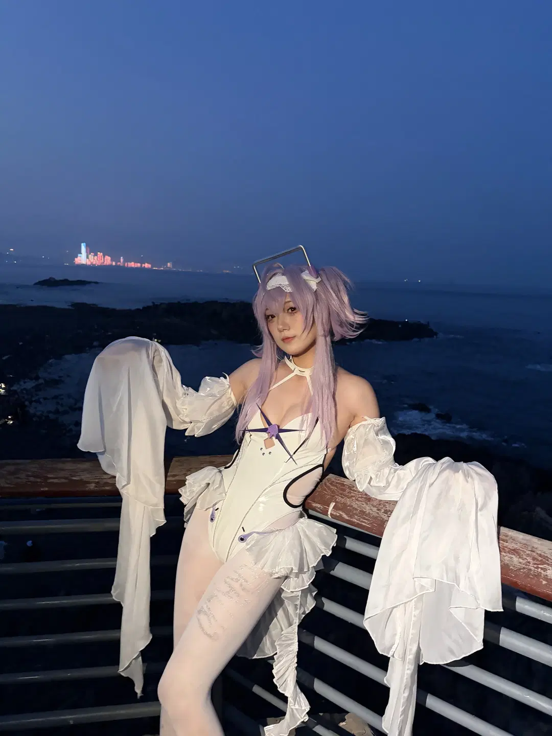 胜利女神nikke, 夜景摄影, 莉贝雷利奥cos, 白色丝袜, cosplay展示