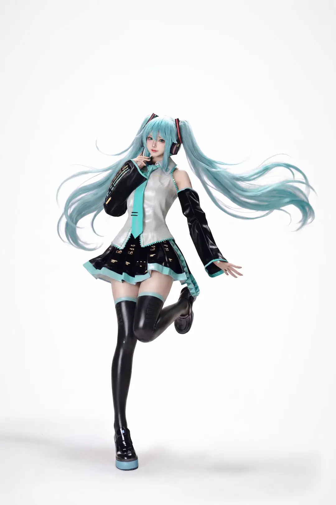 [Hatsune Miku cosplay] Electronic diva Sketch Reference: Teal Twintails and Black Over-the-knee socks by 鹿渴泉toska - Image 3