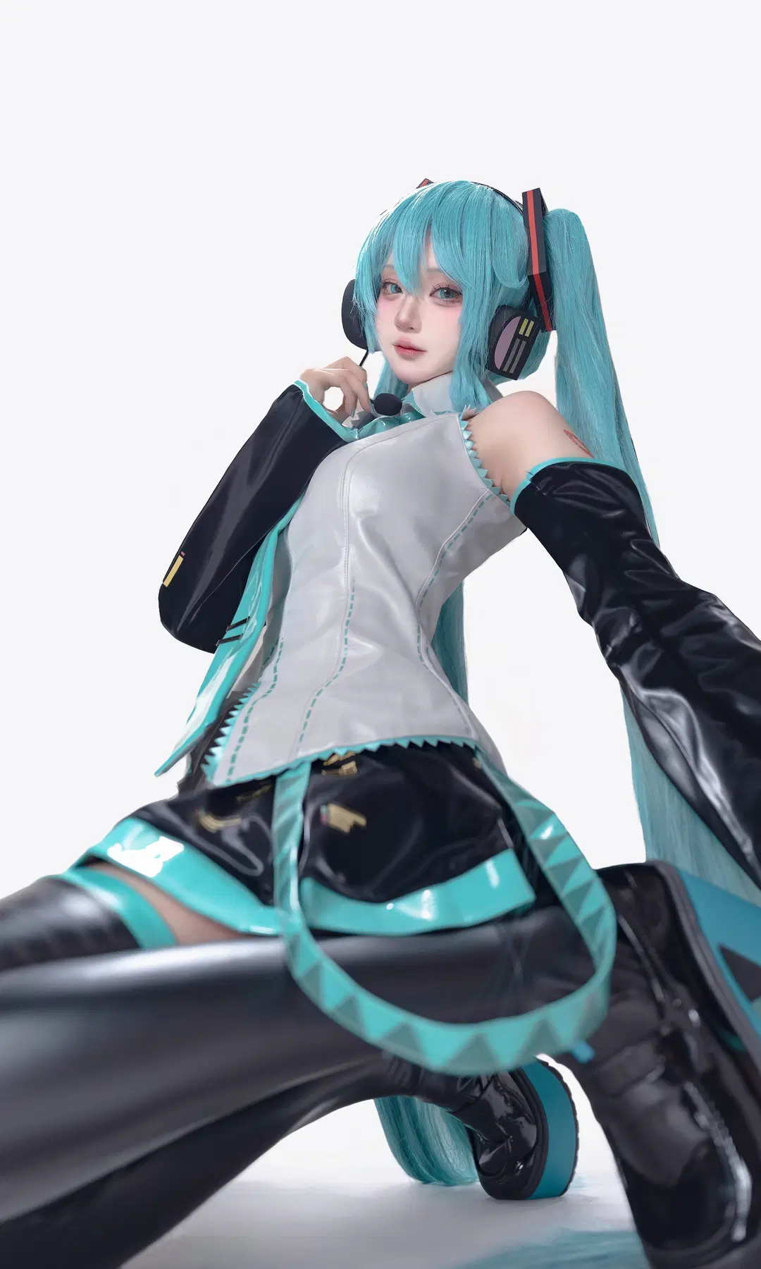 初音未来cos, 双马尾, 虚拟歌手, 棚拍摄影, 漆皮服装