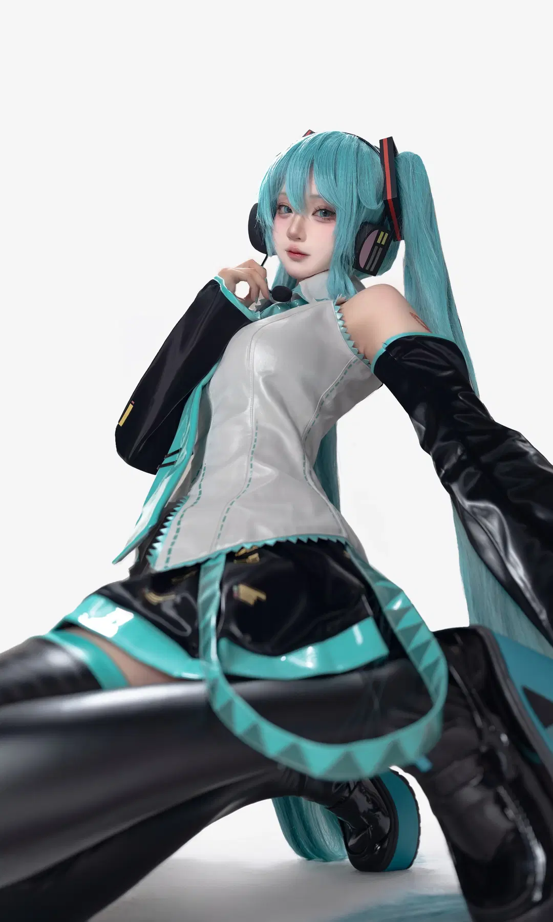 【初音ミク コスプレ】シルバーのパテントレザーの衣装の質感と王道ツインテール：スタジオ撮影記録 - 鹿渴泉toska - 3枚目