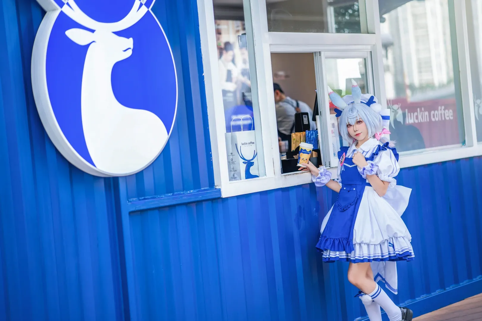 原神, 希格雯cos, cosplay摄影, 白丝穿搭, 瑞幸咖啡 - 第5张