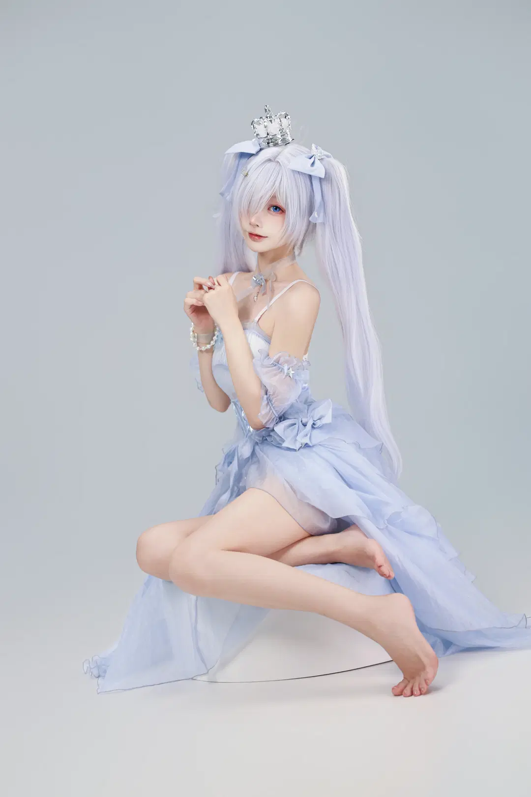 妮姬, 灰姑娘cos, nikke胜利女神, 银发双马尾, 浅蓝色礼服