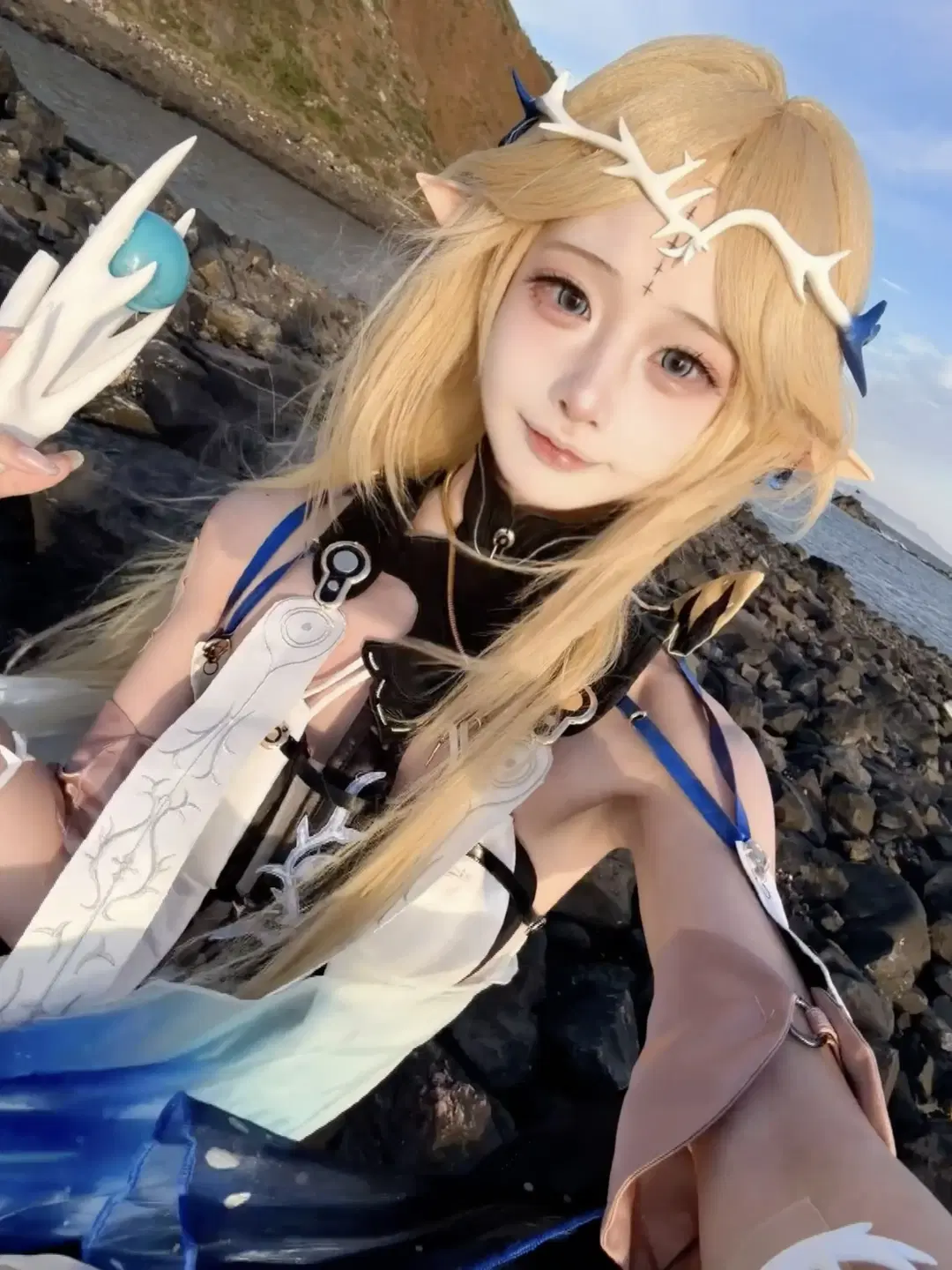 【卡提希娅cos】鸣潮海边日落中的风与相遇 - Aoi葵 - 第2张