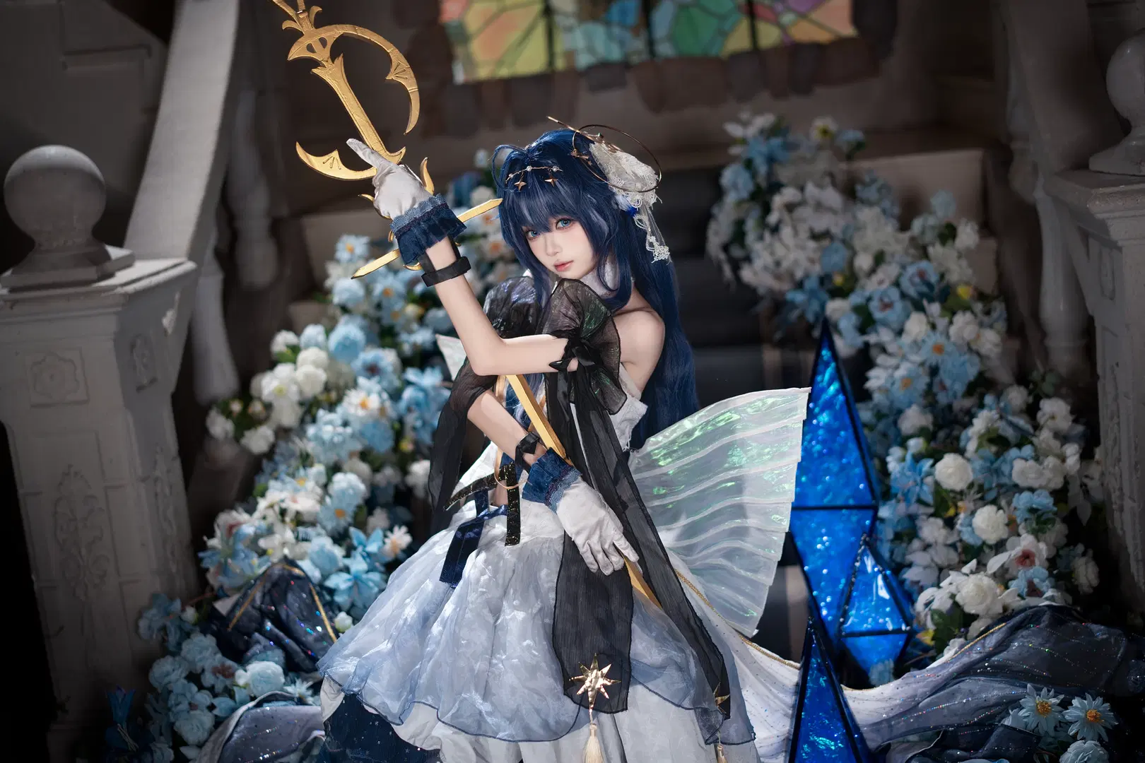 【Astesia cosplay】Arknights Blue-White Fantasy Under the Starlit Sky: Clash of Staff & Luminescent Crystals by 橘花朝撒 - Image 2