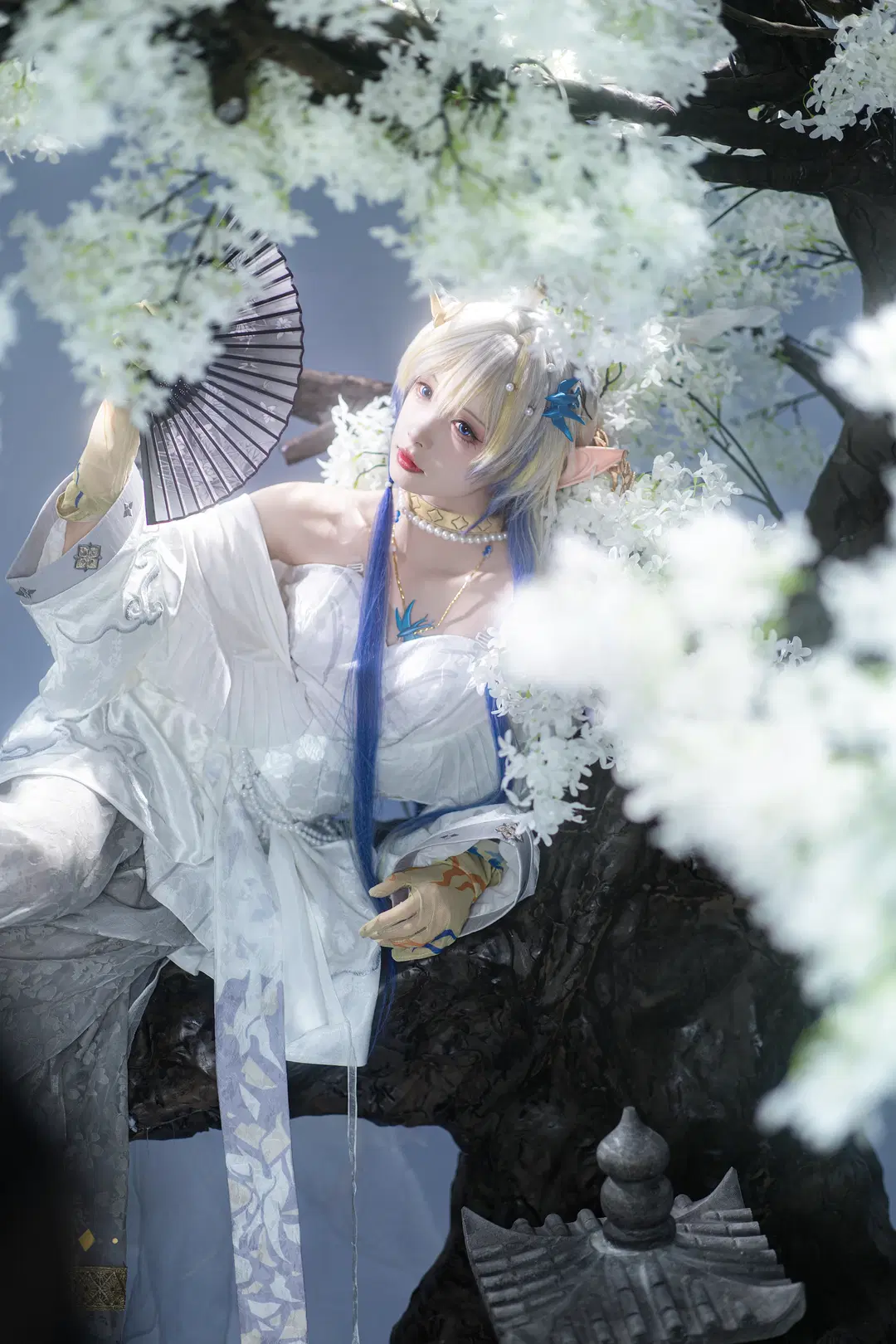【Shu cosplay】Arknights Ambience Synesthesia: Silver-White Gown Beneath Spring Blossoms by 橘花朝撒 - Image 3