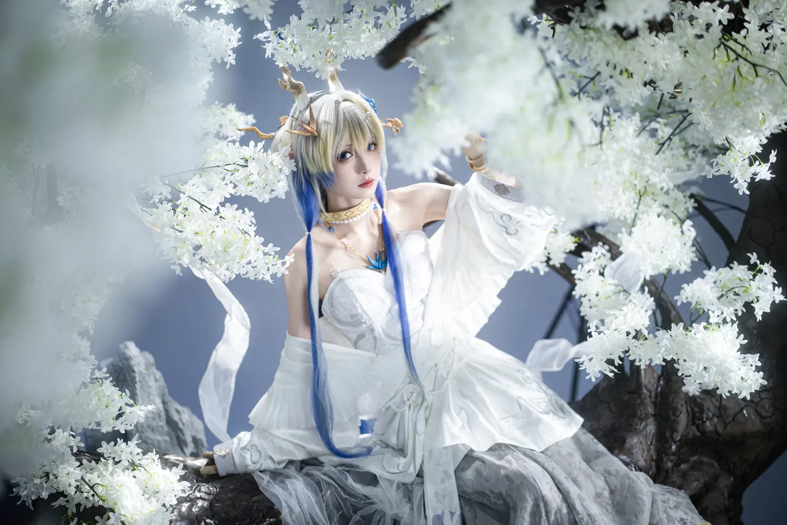 [Shu cosplay] Arknights Ambience Synesthesia: Aloof Celestial Beneath the White-Blossomed Tree by 橘花朝撒 - Image 2
