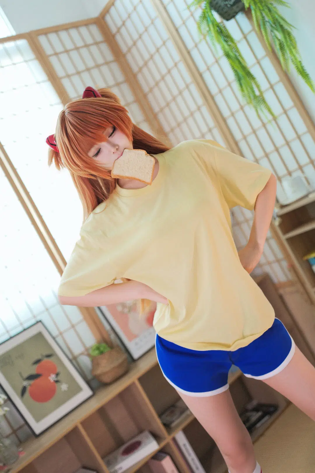 【明日香cos】EVA黄T恤日常，二次元拍照姿势分享 - 海海📸 - 第3张