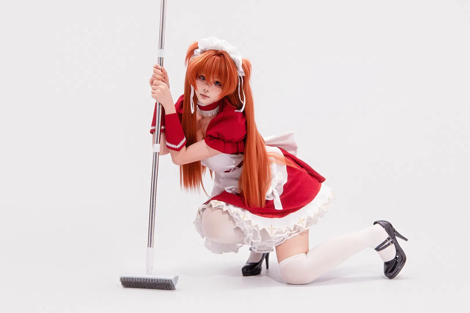 【明日香cos】红色女仆装姿势大全，附带拖把和飞盘动作参考 - 海海📸 - 第5张