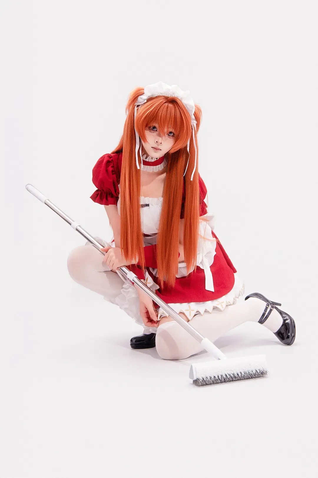 【明日香cos】红色女仆装姿势大全，附带拖把和飞盘动作参考 - 海海📸 - 第7张