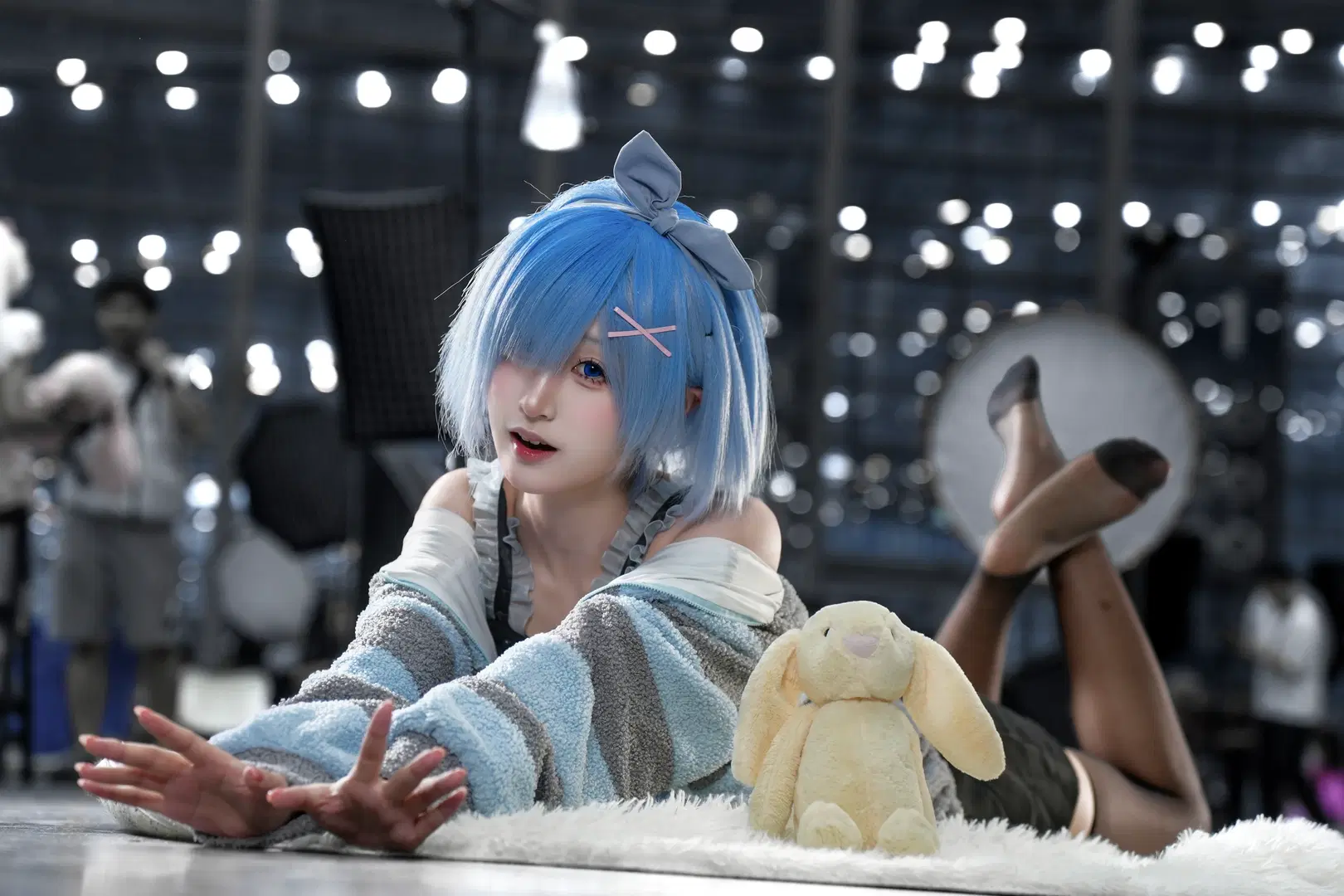 【レム コスプレ】深圳アニメフェスティバル パジャマ風イベント写真、黒ストッキングと青髪が織りなすアンニュイな魅力 - 小哲 - 2枚目