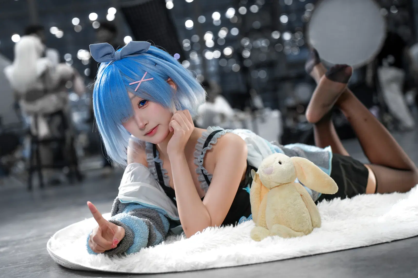 【レム コスプレ】深圳アニメフェスティバル パジャマ風イベント写真、黒ストッキングと青髪が織りなすアンニュイな魅力 - 小哲 - 3枚目