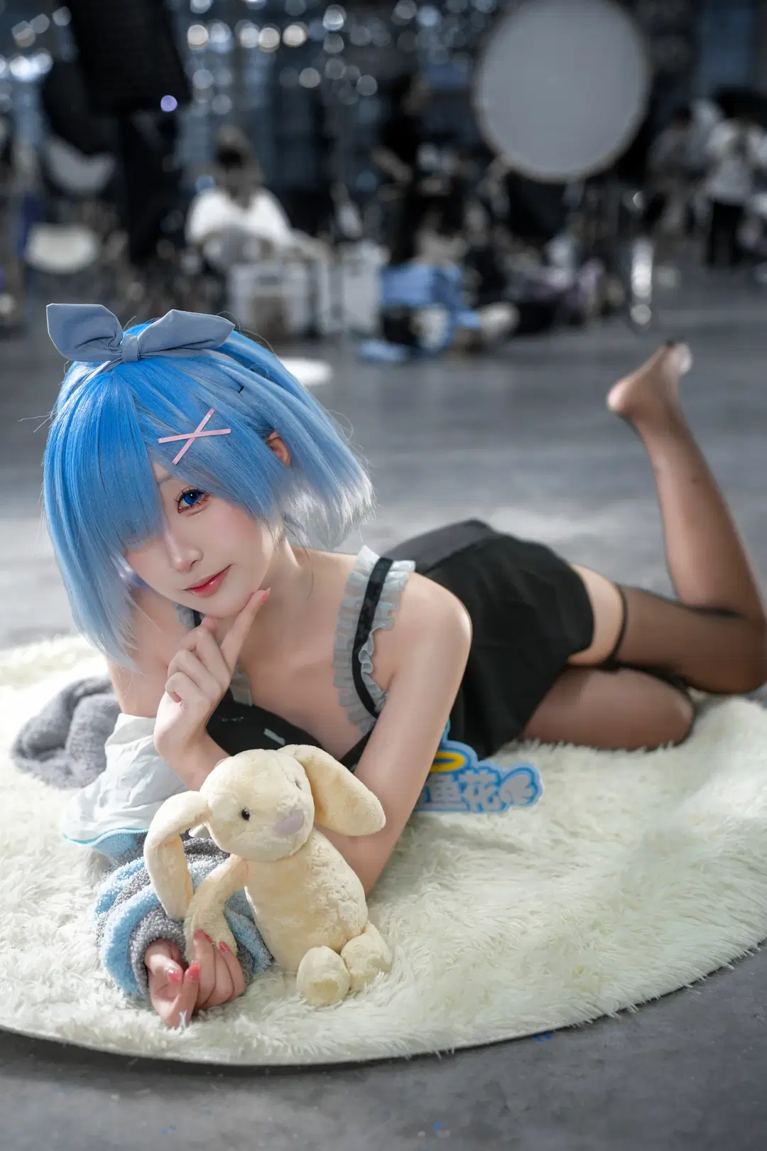【レム コスプレ】深圳アニメフェスティバル パジャマ風イベント写真、黒ストッキングと青髪が織りなすアンニュイな魅力 - 小哲 - 4枚目