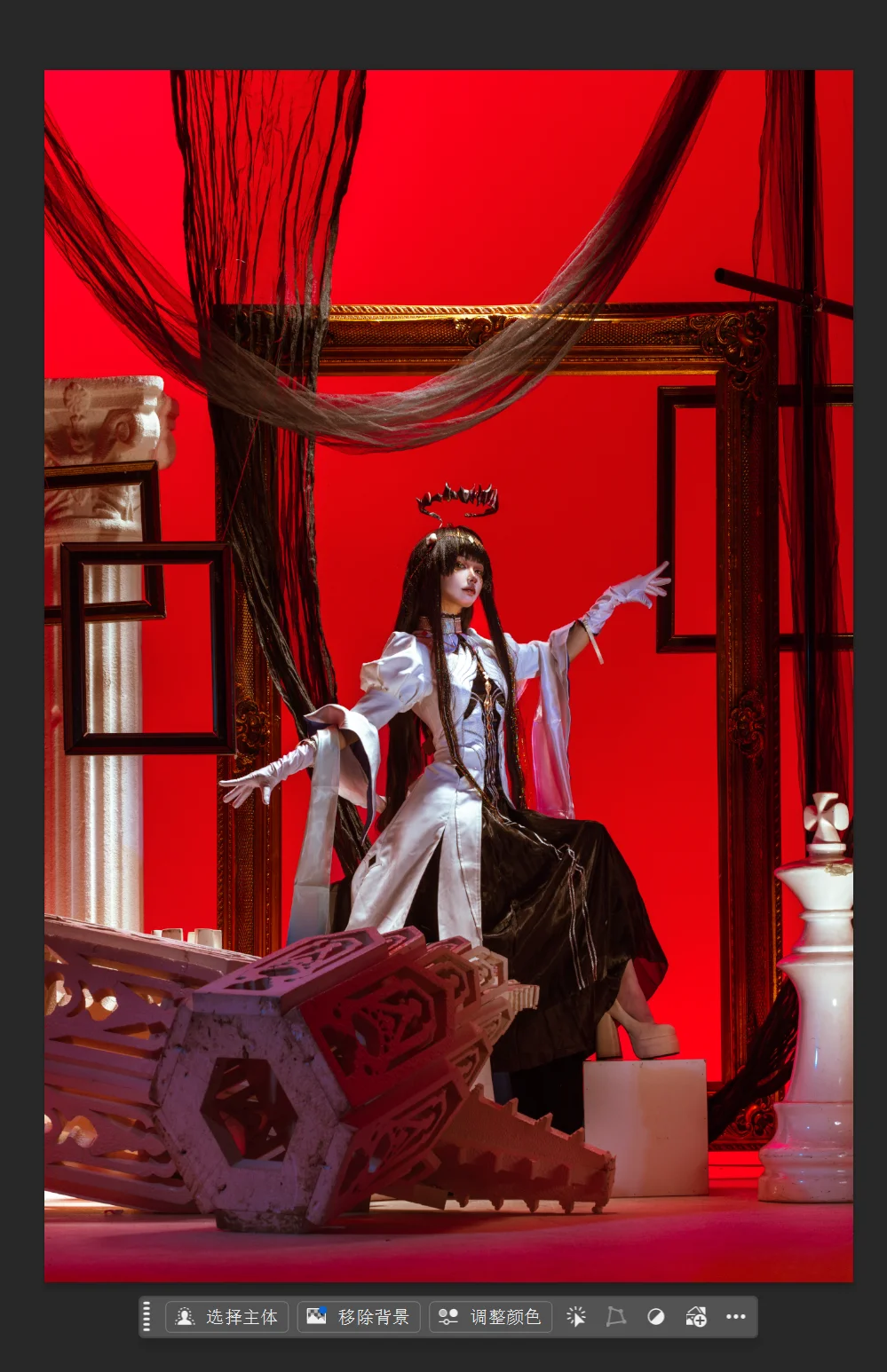 哥特风cosplay, 红黑配色, 暗黑系摄影, 原片直出, 舞台置景
