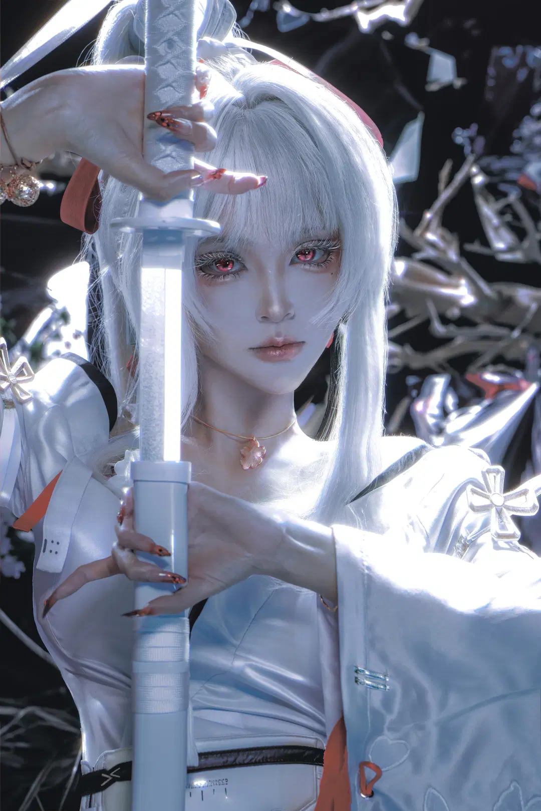 Wuthering Waves, Hiyuki cosplay, White hair and red eyes, Tachi-wielding girl, Cool-toned portrait