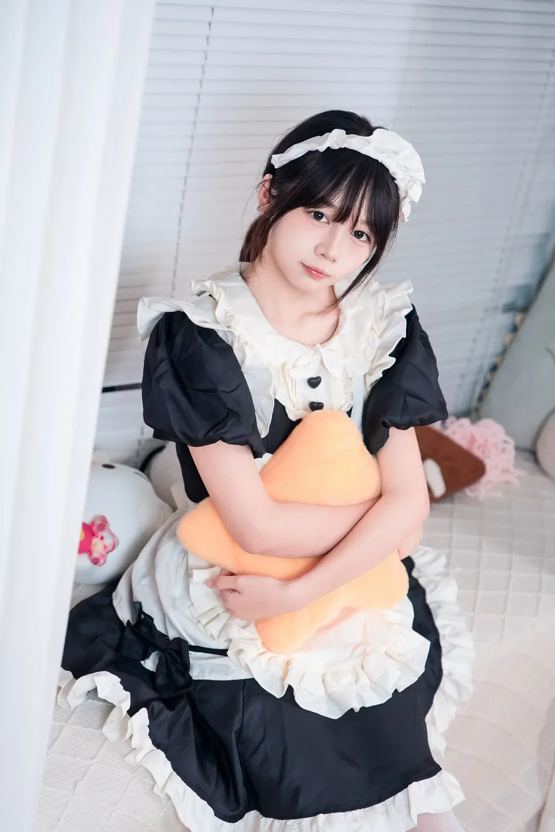 [Maid outfit] Black and White Maid outfit Photoshoot: Healing Daily Life with White stockings in a Vintage Home by Kimi - Image 10