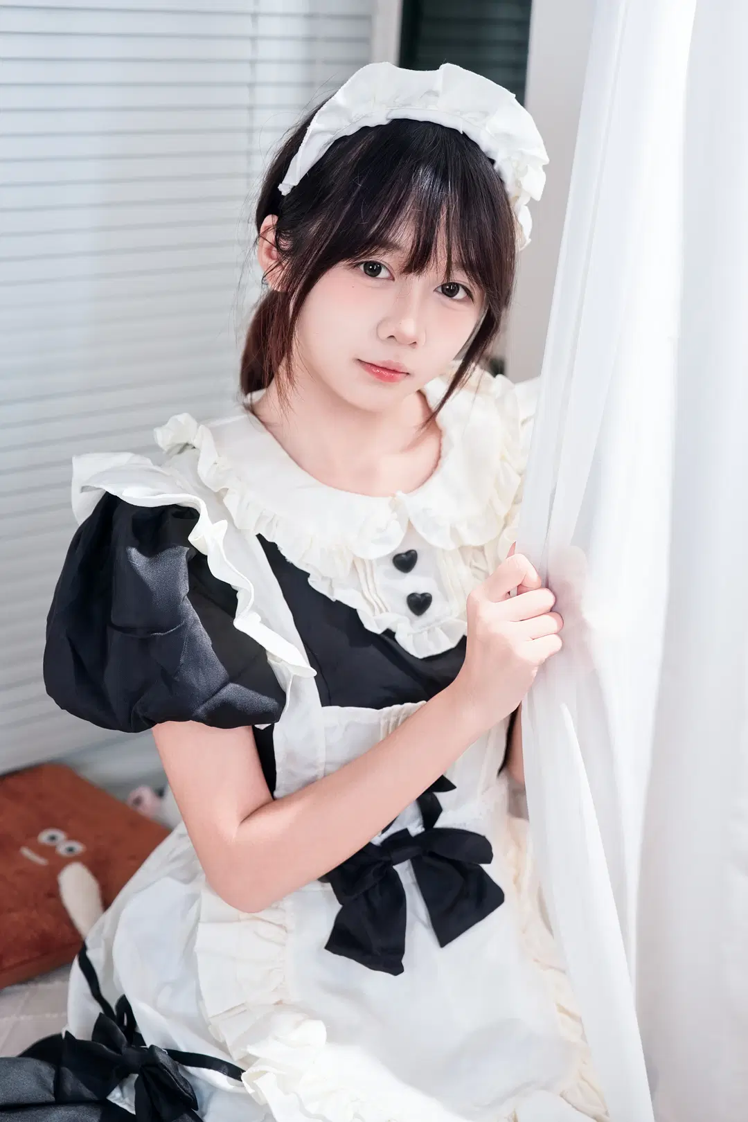 [Maid outfit] Black and White Maid outfit Photoshoot: Healing Daily Life with White stockings in a Vintage Home by Kimi - Image 2