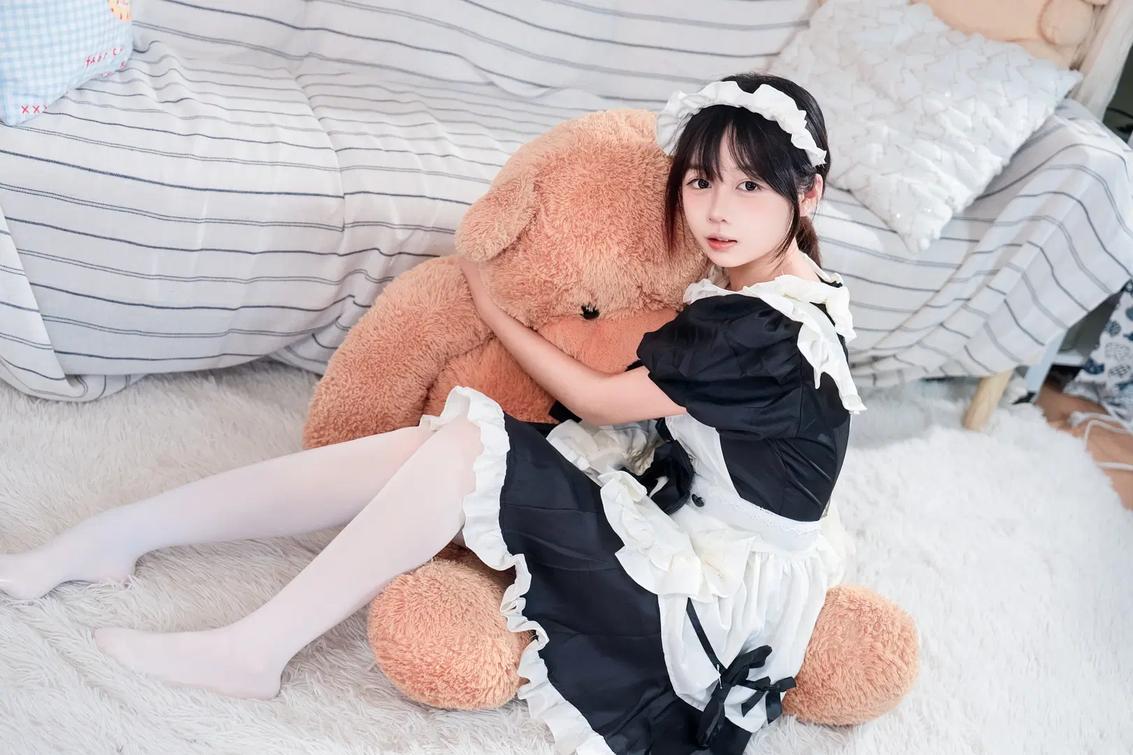 [Maid outfit] Black and White Maid outfit Photoshoot: Healing Daily Life with White stockings in a Vintage Home by Kimi - Image 7