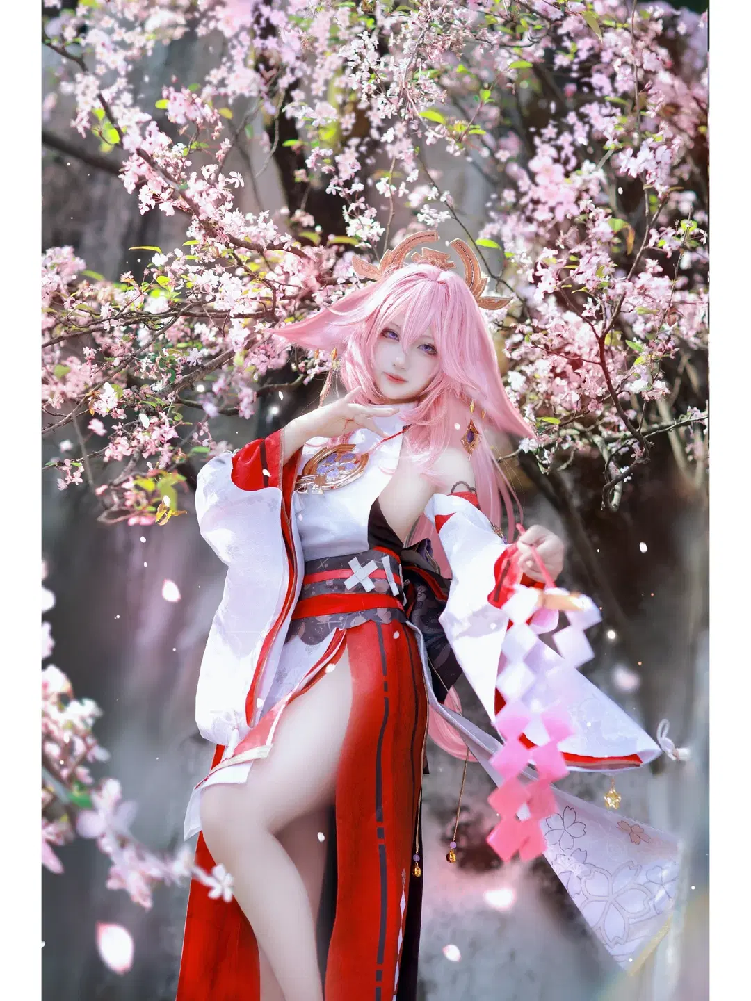 八重神子cos, 樱花, 粉发, 巫女服, cosplay外景