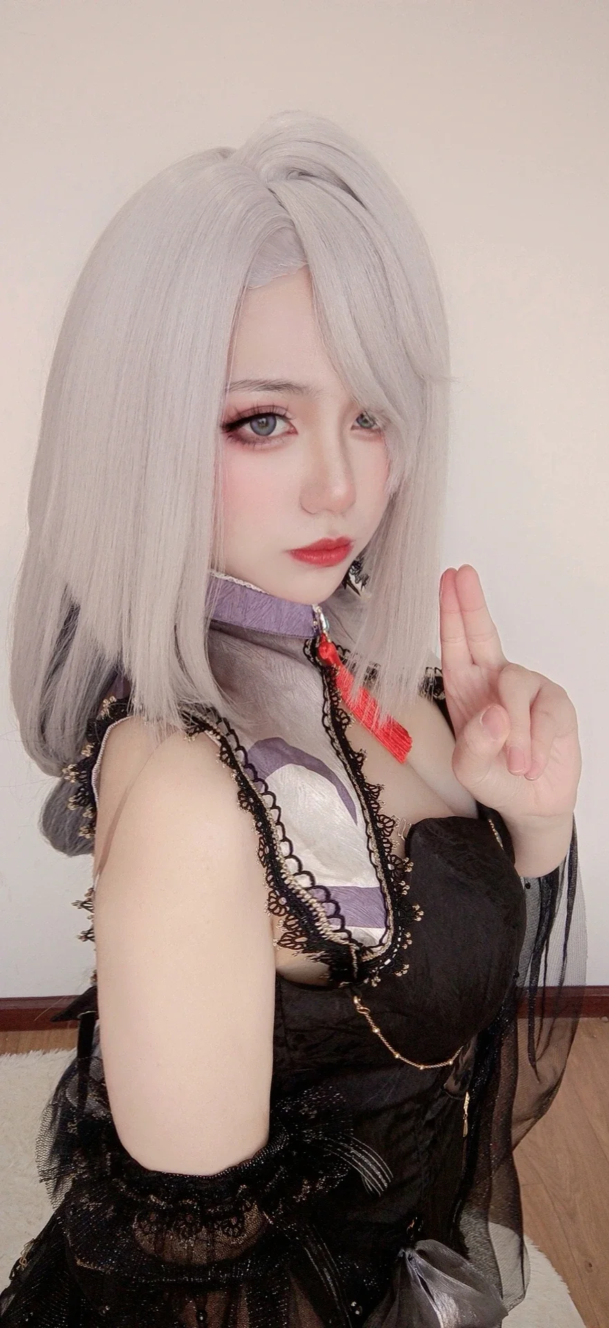 Genshin Impact, Shenhe cosplay, Silver hair, Black lace, Red tassels