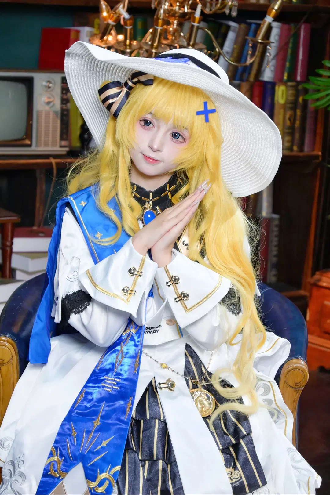 [Phoebe Cosplay] Wuthering Waves Trainee Cleric: Rendezvous in a Vintage Library by 洛会像欧皇一样幸运 - Image 4