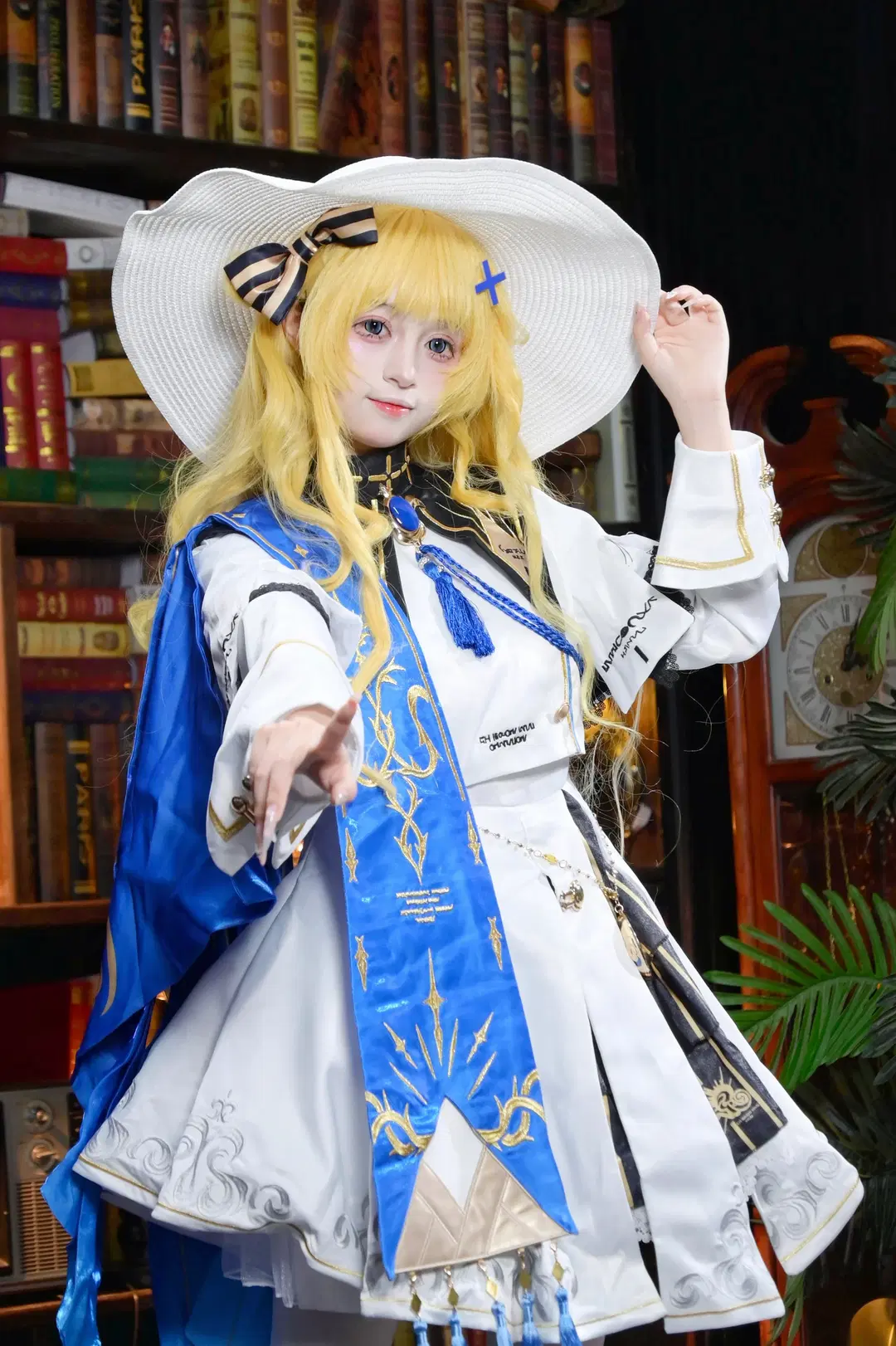 [Phoebe Cosplay] Wuthering Waves Trainee Cleric: Rendezvous in a Vintage Library by 洛会像欧皇一样幸运 - Image 5