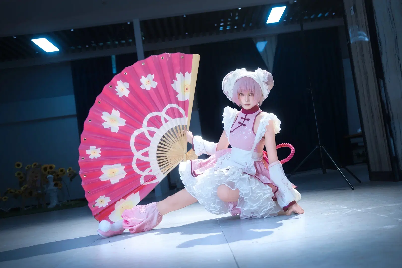 [Xiao Qiao Cosplay] Honor of Kings Convention Photo: Spirited and Cute with the Giant Pink Fan by 御油佳佳子_（困困社畜版） - Image 2