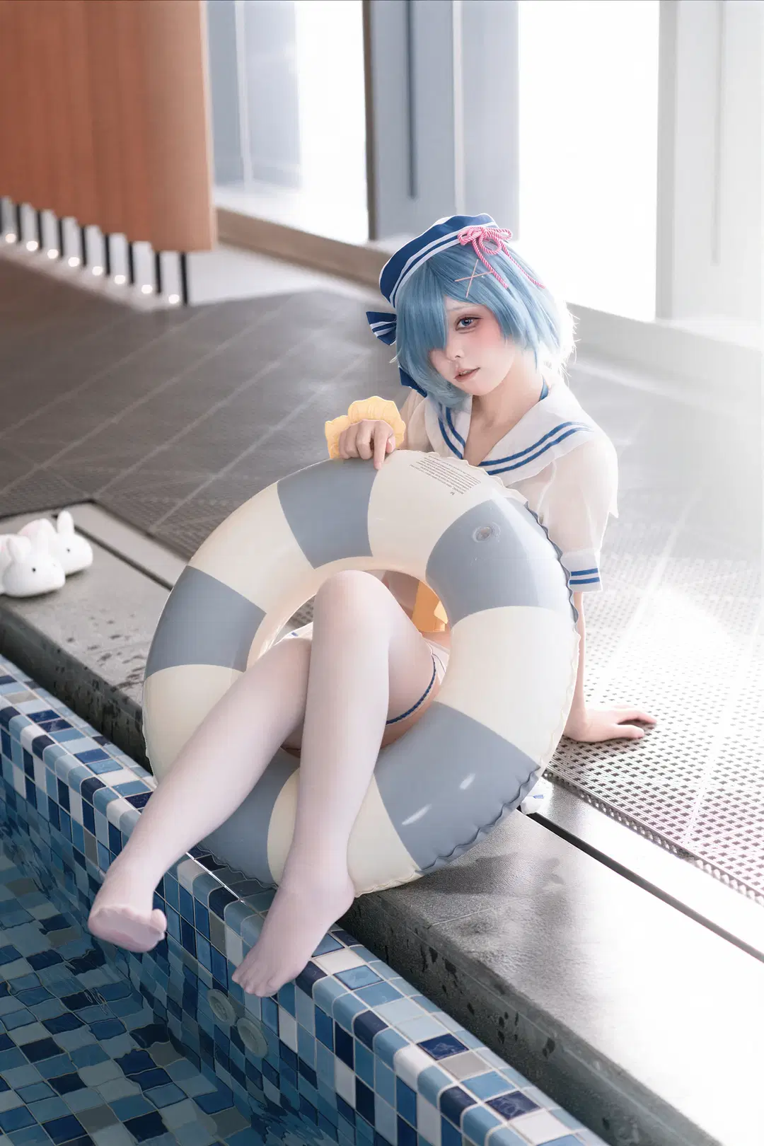 【レム コスプレ】『Re:ゼロから始める異世界生活』夏のプールサイド本編、シースルーセーラー服×白タイツの調和 - DC_Official - 3枚目