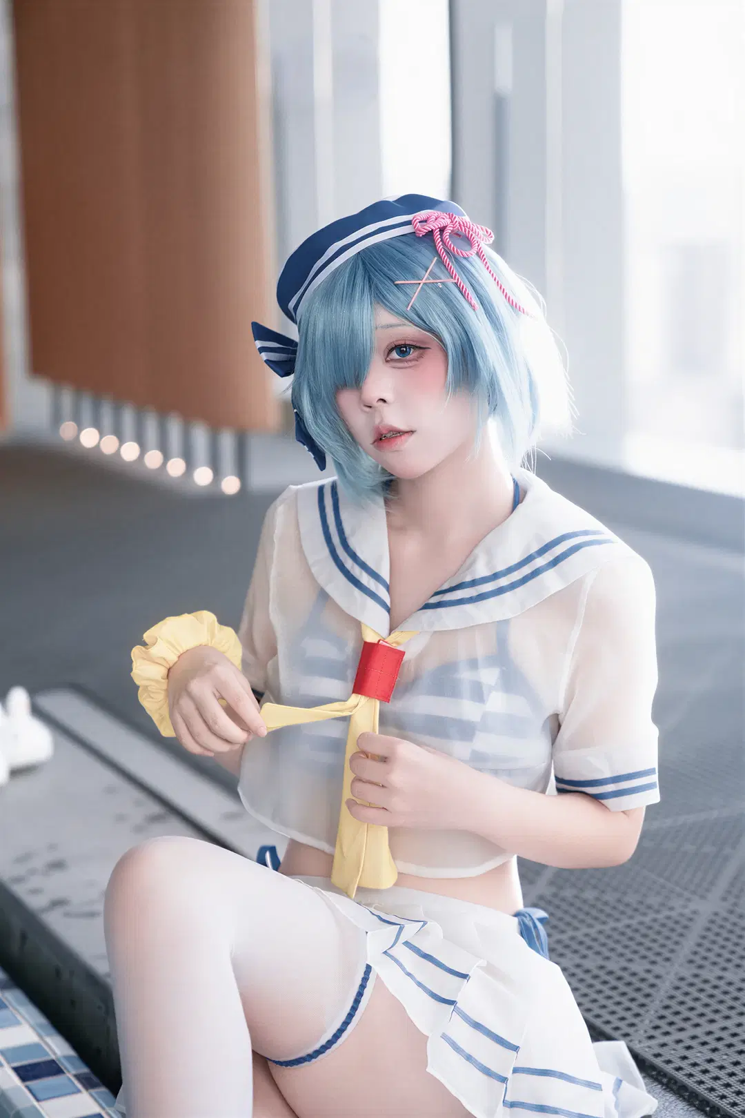 【レム コスプレ】『Re:ゼロから始める異世界生活』夏のプールサイド本編、シースルーセーラー服×白タイツの調和 - DC_Official - 4枚目