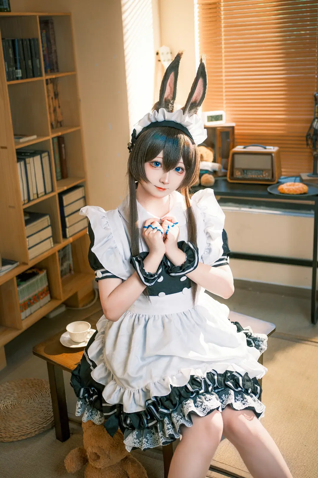 【アーミヤ コスプレ】アークナイツ メイド服の光と影が織りなす室内撮影記録 - 茜冉XiRan - 3枚目