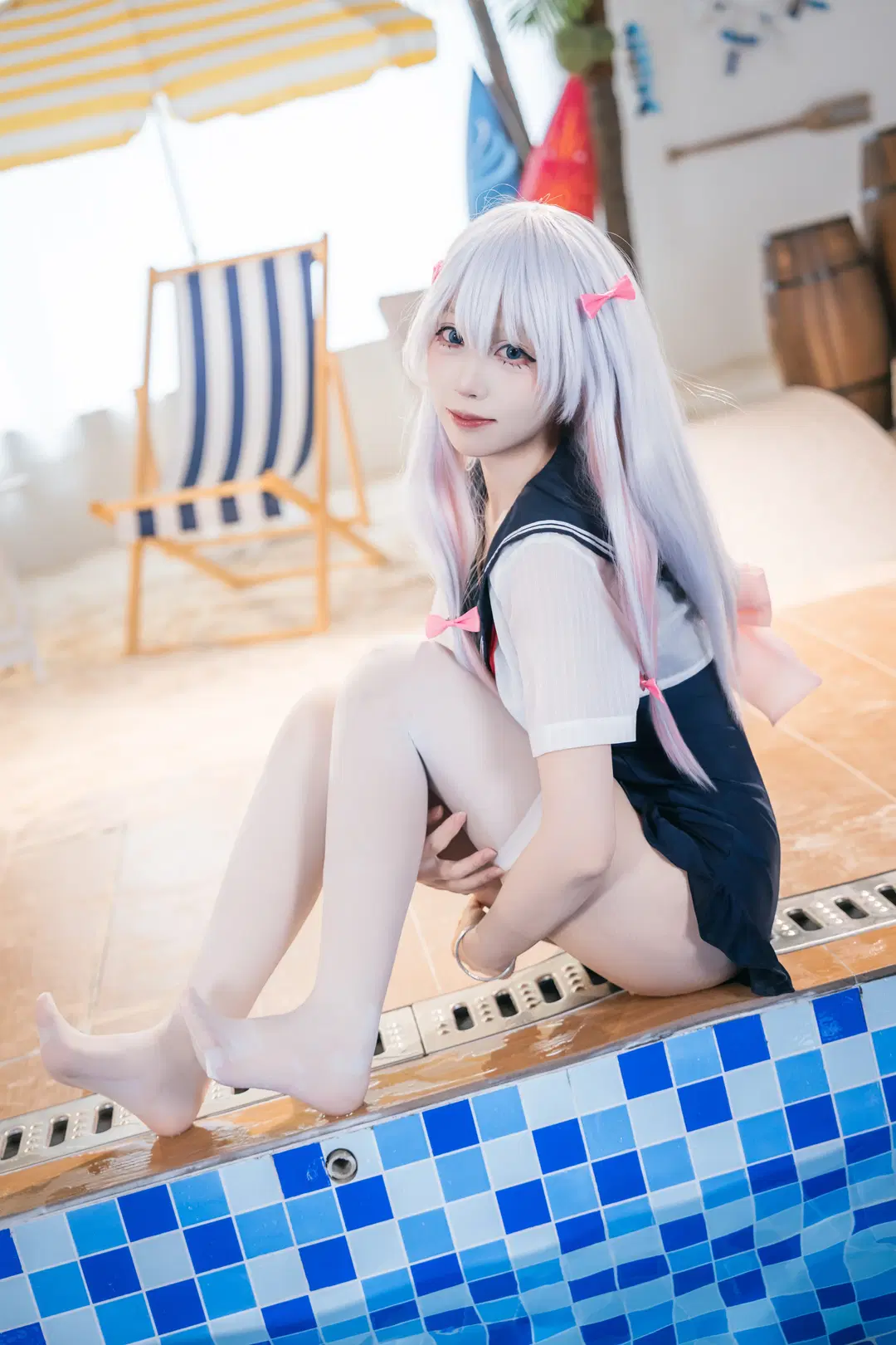 【和泉紗霧 コスプレ】『エロマンガ先生』夏のプール水鉄砲体験：セーラー水着＆白ストッキング（プール撮影） - Shiro - 2枚目