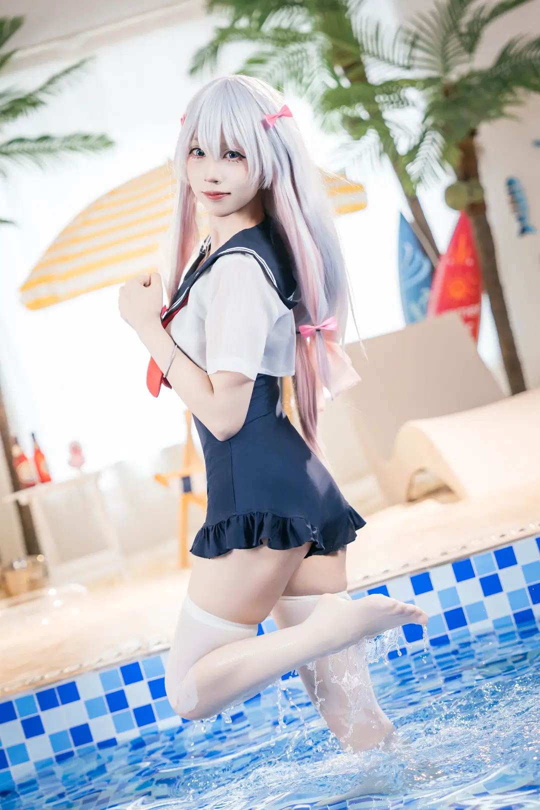 【和泉紗霧 コスプレ】『エロマンガ先生』夏のプール水鉄砲体験：セーラー水着＆白ストッキング（プール撮影） - Shiro - 3枚目