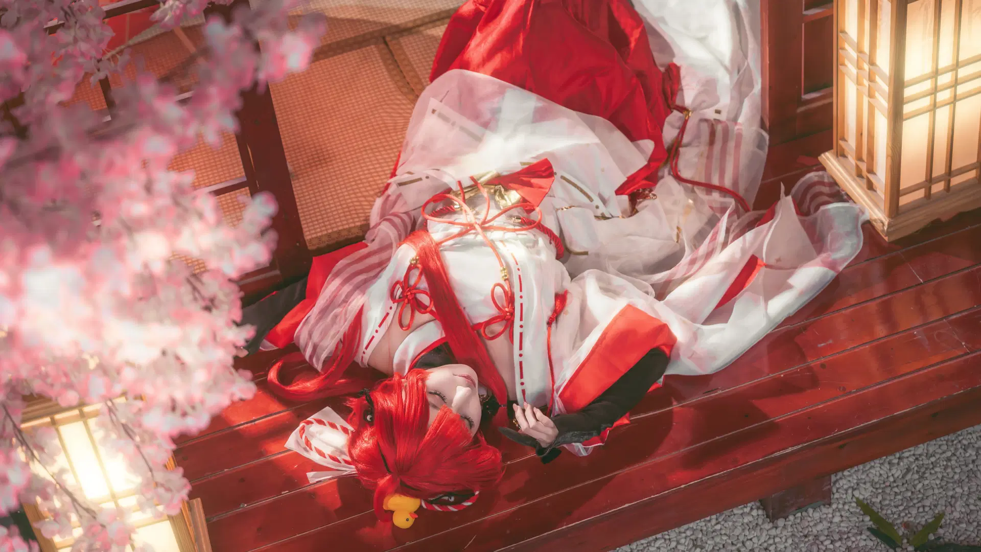 【繪梨衣cos】龍族紅白巫女服的神社光影瞬間 - Shiro - 第3張
