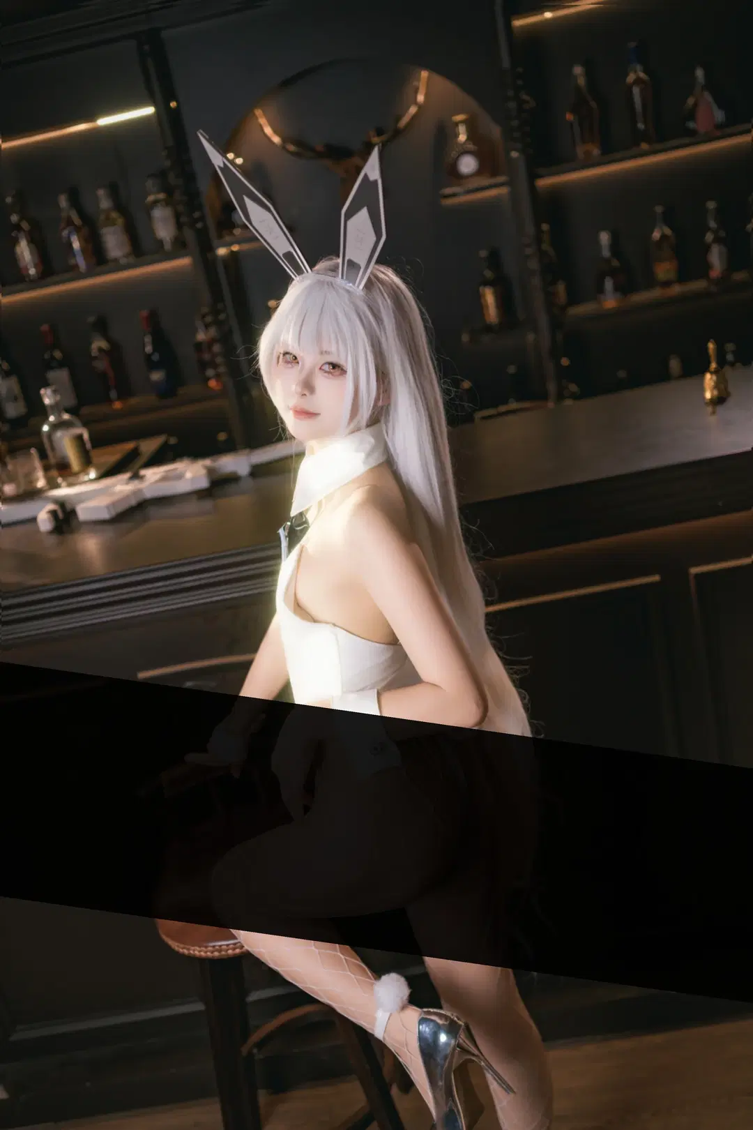 [ブランコスプレ] 勝利の女神 バニーガールスタイリング、バーに佇むほろ酔いエージェント - Shiro - 2枚目