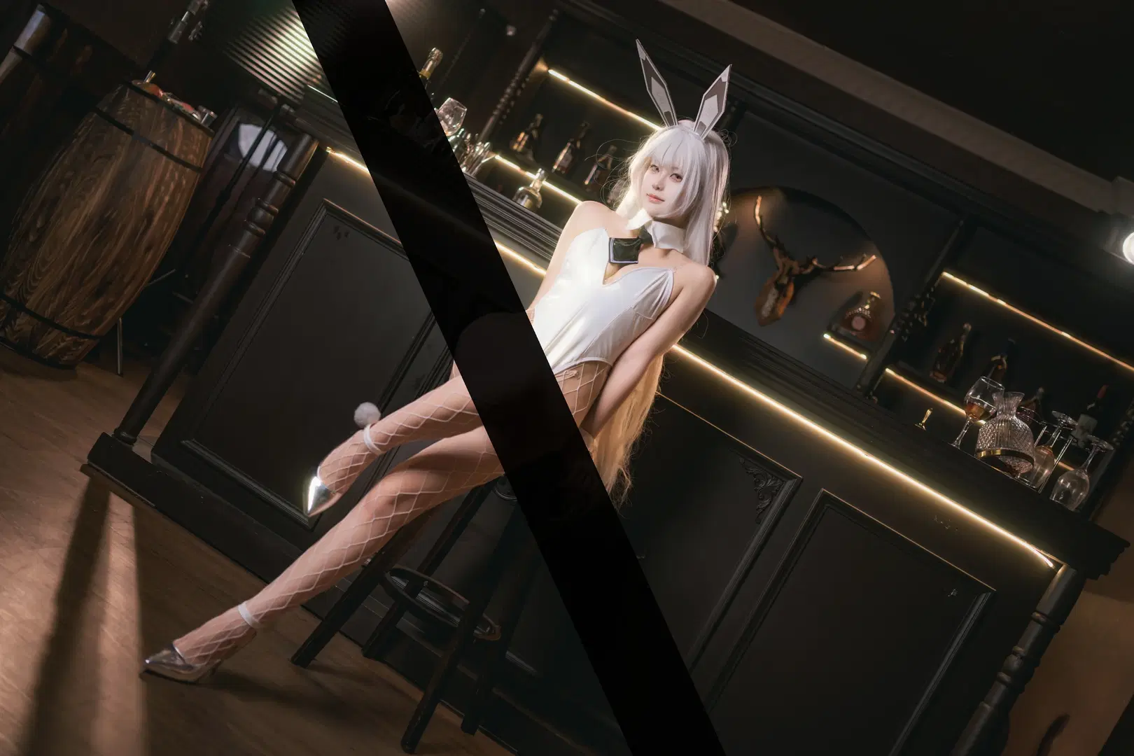 [ブランコスプレ] 勝利の女神 バニーガールスタイリング、バーに佇むほろ酔いエージェント - Shiro - 4枚目