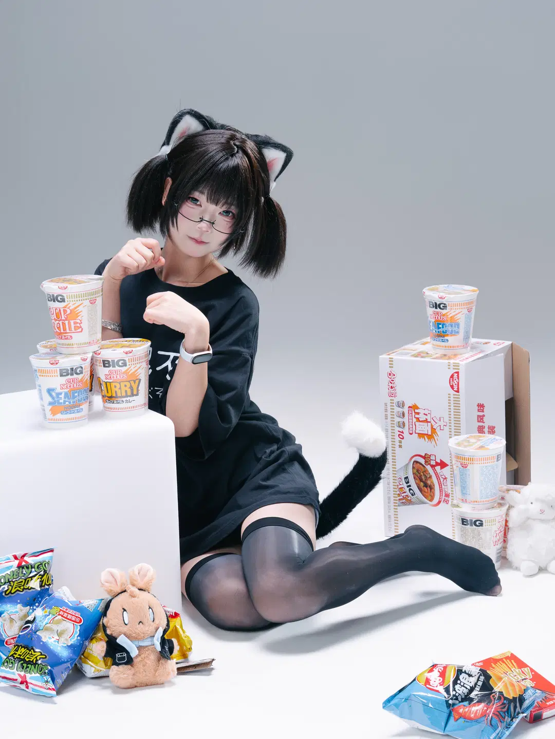 猫耳双马尾配黑丝，白棚里的慵懒猫娘日常 - 一只黑猫 - 第2张