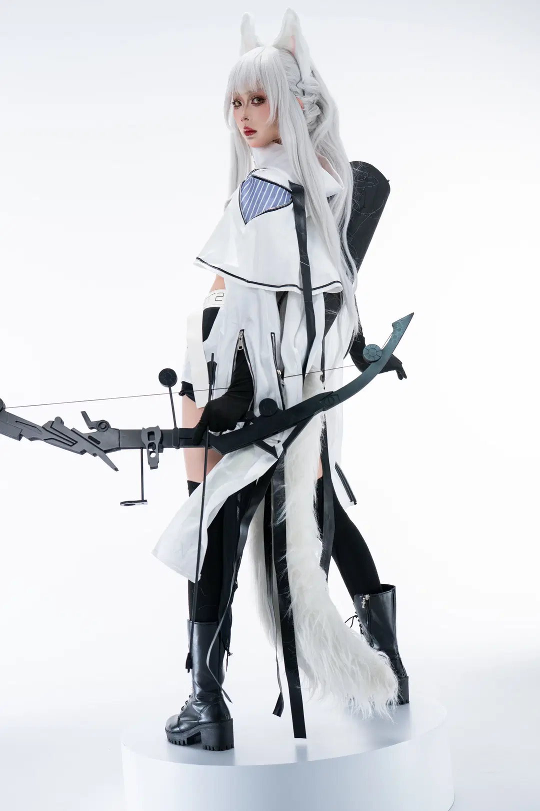 【アークナイツ プラチナコスプレ】白ホリに佇むテックウェア複合弓アーチャー - 柏油小星瞳 - 5枚目